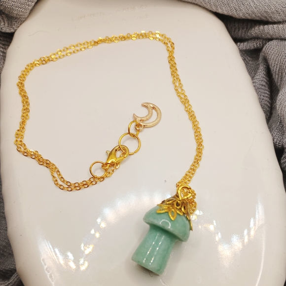 Aventurine Carved Mushroom Pendant Necklace Gold Plated Chain Artisan Made - Picture 2 of 3